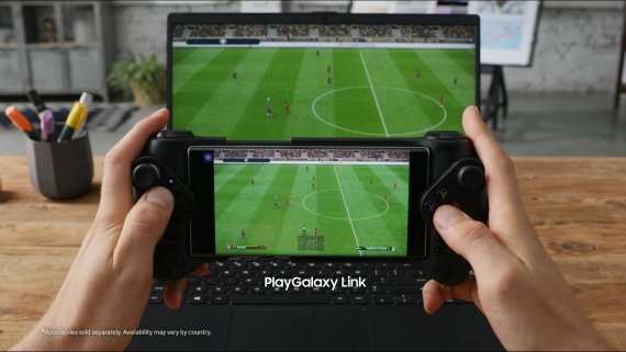 사용자가 갤럭시 노트10과 '플레이갤럭시 링크'로 PC에서 하던 축구 게임을 연결해서 하는 모습 삼성전자 제공