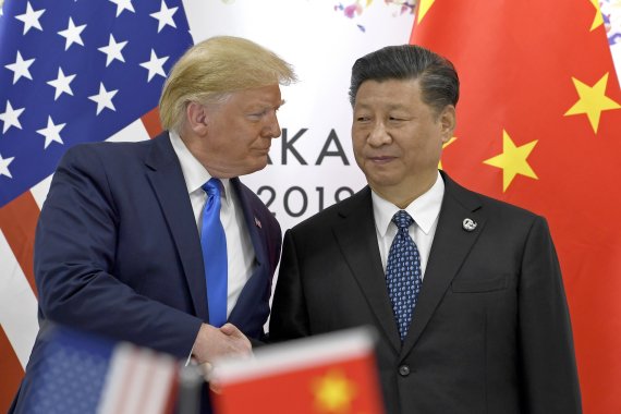 지난 6월 29일 일본 오사카의 주요 20개국(G20) 정상회의에서 만난 도널드 트럼프 미국 대통령(왼쪽)과 시진핑 중국 국가주석. AP뉴시스