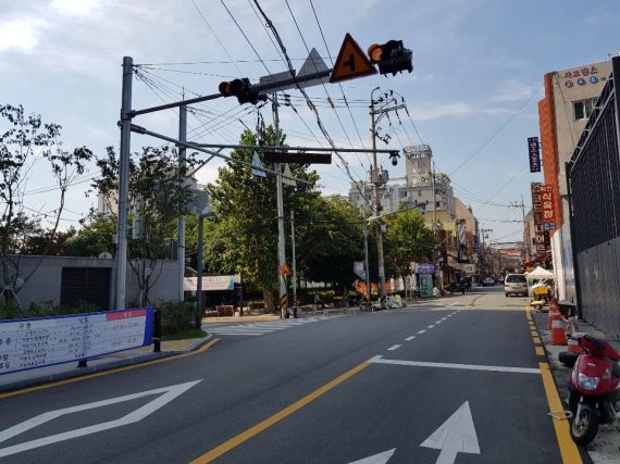 경남 김해시가 점심시간대 고정식 무인단속카메라(CCTV) 주정차단속 유예지역을 확대할 계획이다. 사진은 부원동 한 삼거리에 설치된 고정식 CCTV./사진=김해시