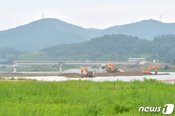 부산지방국토관리청이 29일 경북 포항시 남구 연일읍 유강리 형산강에서 인도교 공사 등을 하기 위해 천연기념물 제330호인 수달 서식지에 중장비를 투입, 공사를 진행하고 있다. 이곳은 2016년부터 수달이 서식지로 확인됐고 멸종위기 1급 휜꼬리수리, 멸종위기 2급 물수리와 검은머리 갈매기 등 희귀철새들이 매년 찾아와 먹이활동을 하는 곳이기도 하다. 2019.8.29/뉴스1 © News1 최창호 기자