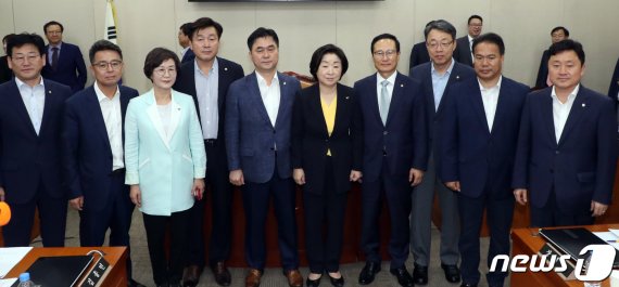 '선거법 개정안' 통과되자 한국당 의원들의 몹쓸짓