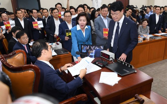 선거법 개정안 가결로 항의하는 한국당