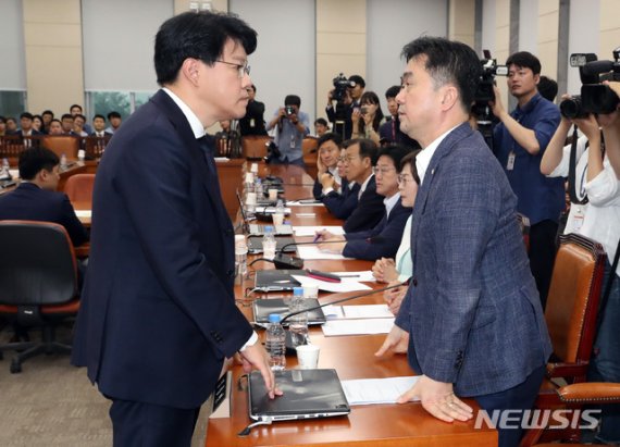 정개특위 선거법 개정안 의결..한국당 "국가전복 시도" 맹비난