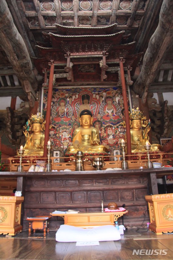 보물 제2036호 안성 칠장사 대웅전 목조석가삼존불좌상(경기도 유형문화재 제213호)과 닷집