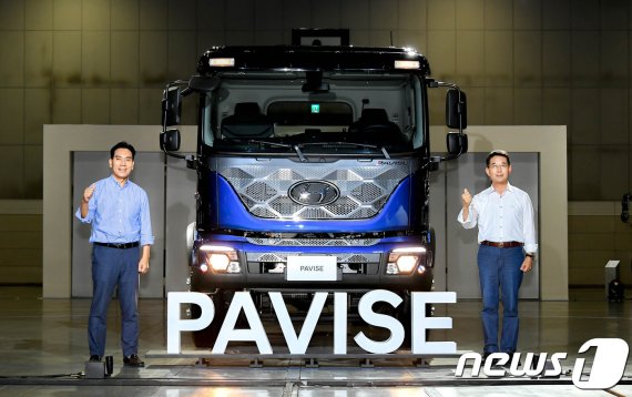 (왼쪽부터) 임정환 현대차 상용개발2센터 전무, 이인철상용사업본부장 부사장 © 뉴스1