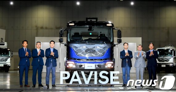 (왼쪽부터) 김수덕 한국자동차제작협회 회장, 박인규 전국마을버스운송사업연합회 회장, 임정환 현대차 상용개발2센터 전무, 이인철 부상용사업본부장 사장, 신한춘 전국화물연합회 회장, 장진곤 전국화물주선사업연합회 회장 © 뉴스1