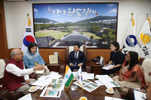 허성곤 경남 김해시장(가운데)이 29일 시청에서 인도 정부 자치기관 인도문화교류위원회 아킬레쉬 미쉬라 국장과 스리프리야 란가나탄 주한인도대사와 협력 증진 방안을 논의하고 있다./사진=김해시