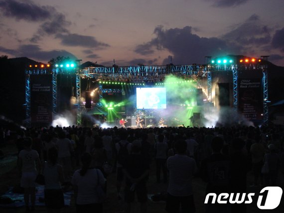 드러머가 던진 스틱에 '퍽'... 록 페스티벌 즐기던 관객 대참사