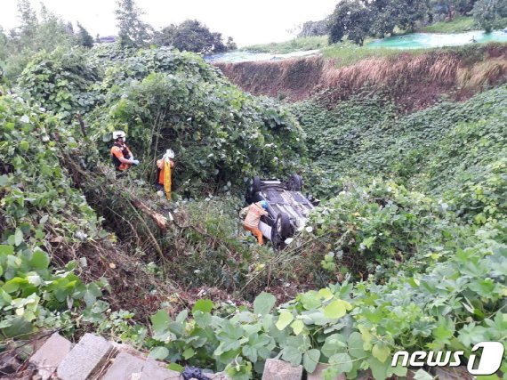 순천서 일가족 탄 자동차 10m 아래로 추락…2명 사망·2명 부상