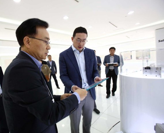 구광모 LG 회장(오른쪽 두 번째)이 29일 대전 LG화학 기술연구원을 방문해 한 번 충전시 500㎞ 이상 주행이 가능한 3세대 전기차용 배터리를 살펴보고 있다. LG 제공