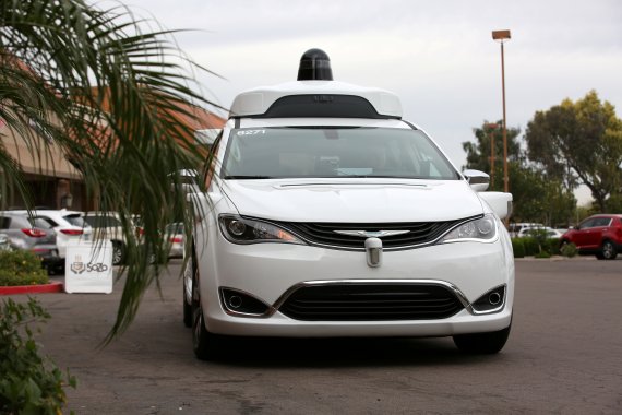 FILE PHOTO: A Waymo Chrysler Pacifica Hybrid self-driving vehicle approaches during a demonstration in Chandler, Arizona, November 29, 2018. Picture taken November 29, 2018. REUTERS/Caitlin O’Hara/File Photo /REUTERS/뉴스1 /사진=