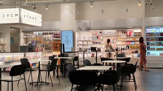 30일 서울시 강남구 KEB하나은행 강남역 지점 방문객들이 점포 안의 '29CM' 오프라인 스토어를 둘러보고 있다. /사진=김대현 인턴기자