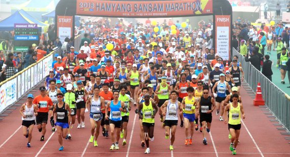 경남 함양군이 내달 8일 함양군 일원을 가로지르는 ‘2019 함양산삼마라톤대회’를 개최한다. 사진은 지난해 열린 함양산삼마라톤대회 모습이다./사진=함양군