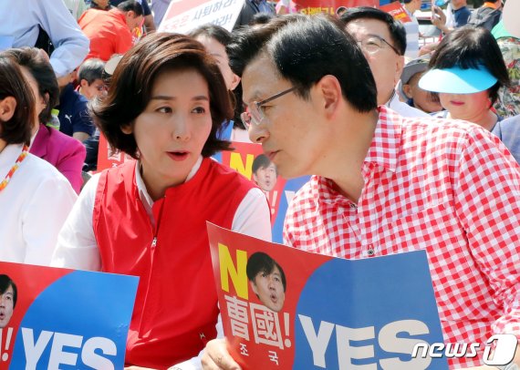 황교안 자유한국당 대표와 나경원 원내대표가 31일 오후 서울 종로구 사직공원 앞에서 열린 문재인 정권 규탄 장외집회에서 대화하고 있다.