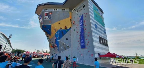 【포항=뉴시스】강진구 기자 = 경북 포항시산악연맹(회장 김순견)은 지난 8월31일부터 9월1일까지 이틀간 포항국제클라이밍센터에서 국내 암벽 등반가들의 축제인 ‘2019 포항 전국 스포츠클라이밍대회’를 개최했다고 1일 밝혔다.사진은 이날 대회 전경.2019.09.01.(사진=포항시산악연맹 제공) photo@newsis.com