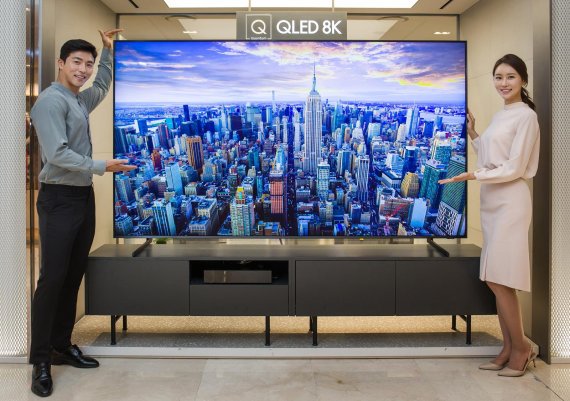 삼성전자 모델들이 QLED 8K TV를 선보이고 있다. 삼성전자 제공