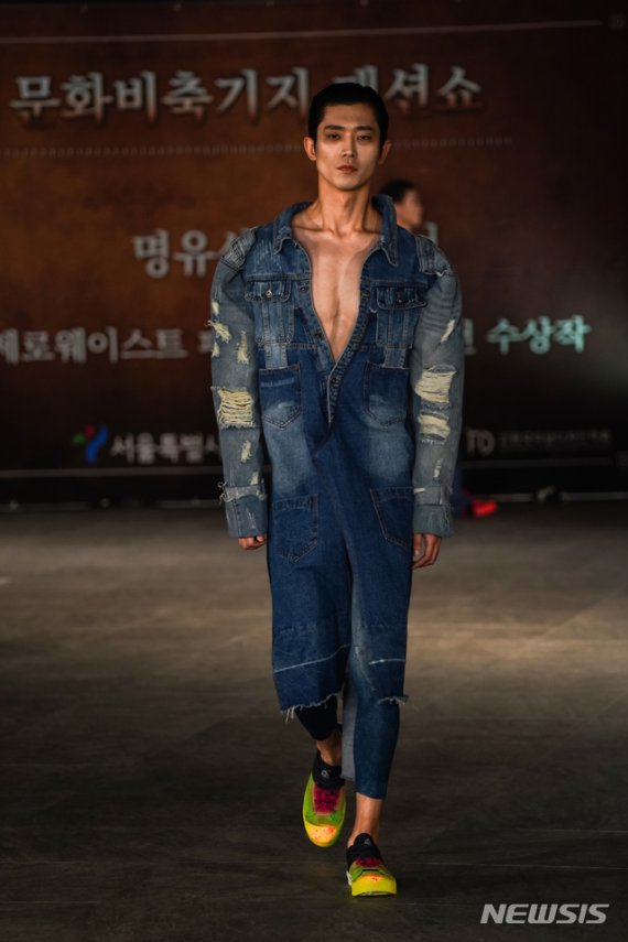 【서울=뉴시스】박주성 기자 = 1일 오후 서울의 문화?환경?재생을 상징하는 문화비축기지에서 ‘패션에 환경을 채우다!’라는 주제로 ‘서울365 패션쇼’가 열리고 있다. 이번 패션쇼는 서울의 재생을 상징하는 대표 명소인 ‘문화비축기지’(마포구 성산동) 에서 ‘명유석 디자이너’와 “제2회 한국의상디자인학회 제로웨이스트(Zero Waste) 패션디자인 공모전 수상작”들이 자연과 함께 하는 친환경 패션 52벌을 선보였다. 2019.09.01. (사진=서울시 제공) photo@newsis.com