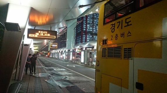 1일 오후 10시께 서울 영등포구 여의도 환승센터에서 2층버스가 버스 승강장 천장과 충돌, 유리로 된 천장이 무너지는 사고가 발생했다. / 사진=최재성 기자