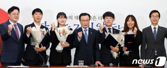 민주, 조국 논란 불끄기 '청년대변인' 신설… '조국 촛불' 반대자도 참여 도마위에