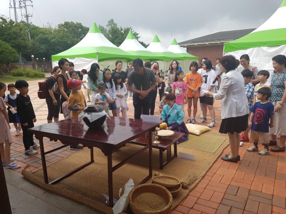 전남농업박물관은 가을 수확철을 맞아 오는 7일 농업박물관 쌀문화관 일원에서 '올게심니' 체험 행사를 개최한다. '올게심니'는 '한 해 첫 수확한 벼(올게)를 찧은 쌀로 밥을 지어 가장 먼저 조상에게 마음의 예(심례)를 올린다'는 뜻을 담고 있다.사진=전남농업박물관 제공