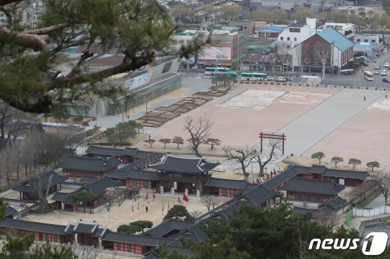 경기 수원시 팔달구 서장대에서 바라본 화성행궁 광장. 왼쪽으로 수원시립아이파크미술관이 있다./뉴스1 © News1 조태형 기자