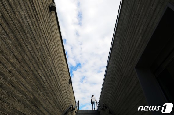 선선한 가을 날씨가 이어진 30일 오후 경기도 수원시 팔달구 수원시립아이파크미술관에서 한 시민이 풍경을 즐기기 위해 파란 하늘 아래로 이동하고 있다. 2019.8.30/뉴스1 © News1 조태형 기자