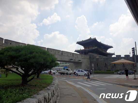수원 화성행궁 열차를 타고 미술관과 수원화성, 행궁 일대를 돌 수 있다. 열차 안에서 찍은 화성 모습.© 뉴스1 이기림 기자