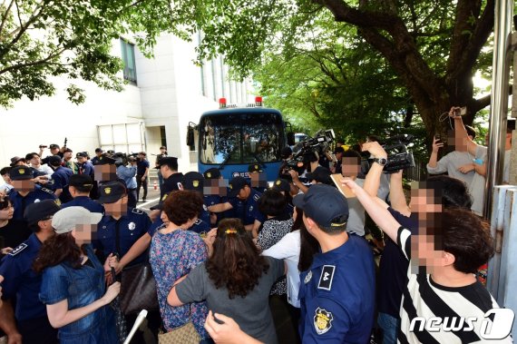 고유정, 교도관 둘러싸여 '탈출'…"범죄자 왜 보호" 항의도