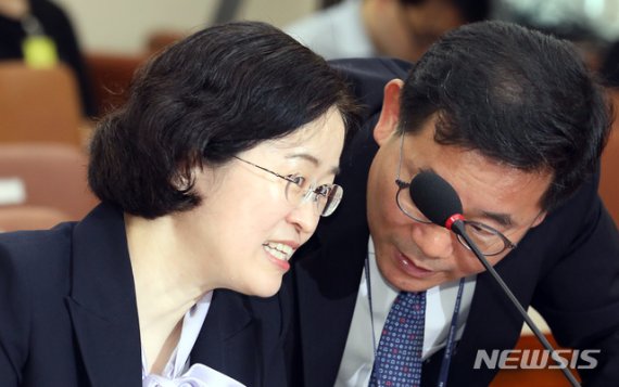 【서울=뉴시스】이종철 기자 = 2일 서울 여의도 국회에서 열린 정무위원회 제1차 전체회의 공정거래위원장 인사청문회에서 조성욱 후보자가 의견을 나누고 있다. 2019.09.02. jc4321@newsis.com