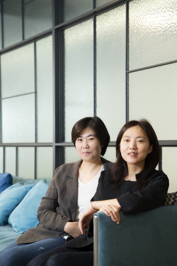 '호텔 델루나' 홍자매 홍정은(왼쪽) 홍미란/ tvN 제공 © 뉴스1