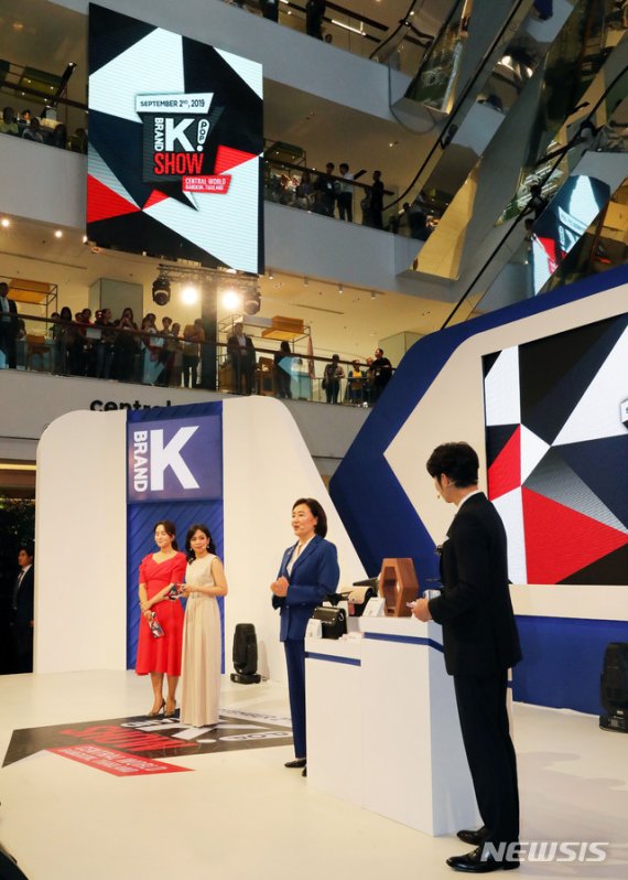 【방콕(태국)=뉴시스】박진희 기자 = 박영선(오른쪽 두번째) 중소벤처기업부 장관을 비롯한 사회자들이 2일 태국 방콕 센트럴월드 쇼핑몰에서 열린 'Brand K 론칭쇼'에서 브랜드 K 제품을 소개하고 있다. 2019.09.02. pak7130@newsis.com