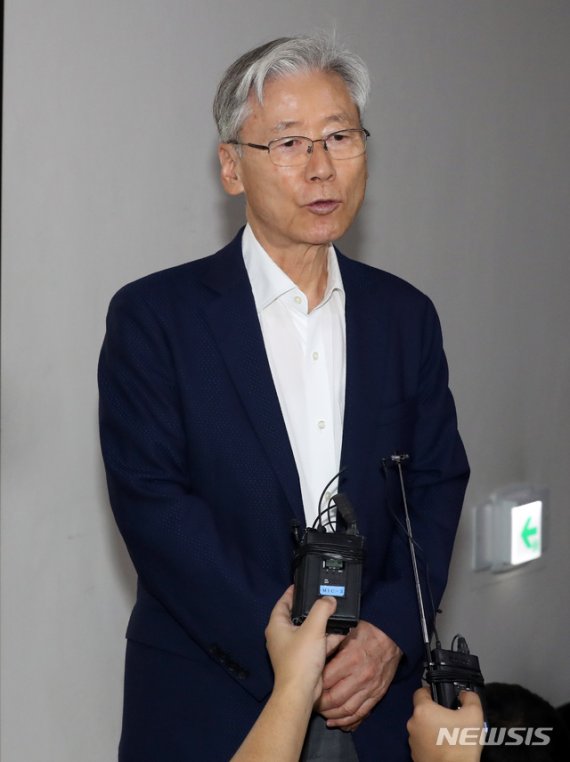 여상규 자유한국당 의원은 3일 MBC 라디오 '김종배의 시선집중'에 출연해 조국 법무부 장관 후보자가 임명돼도 "장관 취급을 안할 것"이라고 말했다. 뉴시스