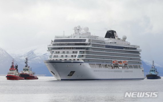 【몰데(노르웨이)=AP/뉴시스】대형 크루즈선박 '바이킹 스카이'호가 지난 3월24일 노르웨이 서부 해안 몰데에 정박하기위해 이동중이다. 2019.09.03