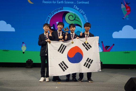 한국 고교생들이 이번 국제지구과학올림피아드에서 금메달 4개를 수상했다. 왼쪽부터 정동민, 남호성, 김지훈, 최민우 학생. 창의재단 제공
