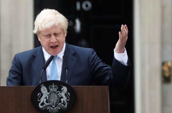 보리스 존슨 영국 총리가 2일(현지시간) 런던 다우닝가의 총리공관 앞에서 기자회견을 하고 있다. 로이터 뉴스1