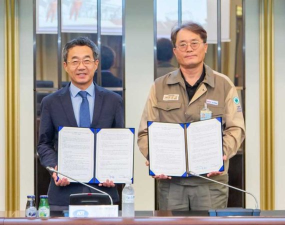 하태범 한국선급 연구본부장 전무이사(왼쪽)와 박영목 STX조선해양 기획관리부문장이 3일 한국선급 본사에서 협약을 체결하고 기념촬영을 하고 있다. 한국선급 제공