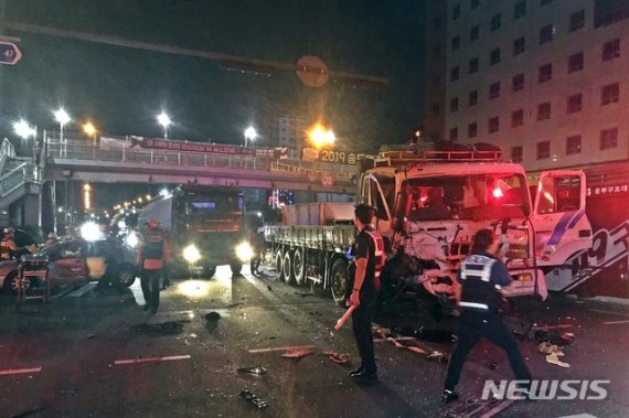 【인천=뉴시스】정일형 기자='음주운전' 25t 트럭에 차량 7중 추돌사고… 5명 부상 2019.09.04 (사진은 인천 중부소방서 제공)jih@newsis.com