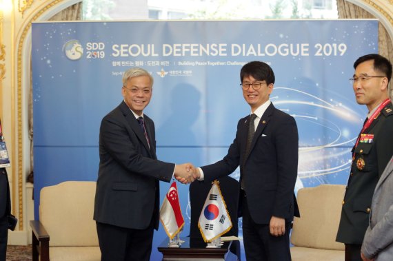 박재민 국방부차관이 4일 서울 롯데호텔에서 제8회 서울안보대화를 계기로 찬 옝 킷(CHAN Yeng Kit) 싱가포르 국방차관과 양자회담에 앞서 악수를 하고 있다. 양 차관은 이 자리에서 양국 간 국방교류협력 증진 등에 대해 의견을 교환했다.(국방부 제공)