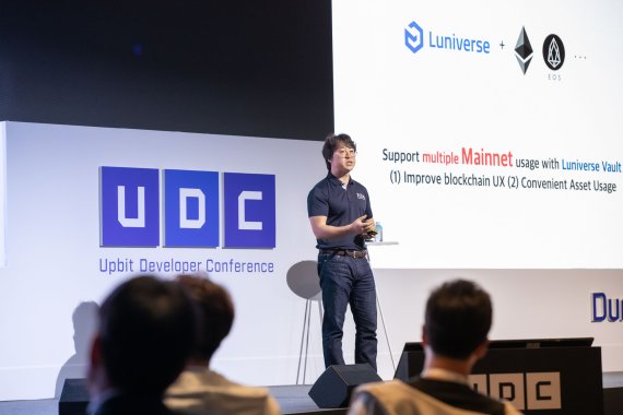 박재현 람다256 대표가 4일 그랜드 하얏트 인천에서 열린 '업비트 개발자 컨퍼런스(UDC) 2019' 행사에서 발표하고 있다.
