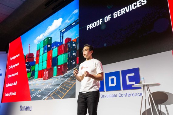 제스 소요토 (Jeth Soetoyo) 루피아 토큰 대표가 4일 그랜드 하얏트 인천에서 열린 '업비트 개발자 컨퍼런스(UDC) 2019' 행사에서 발표하고 있다.