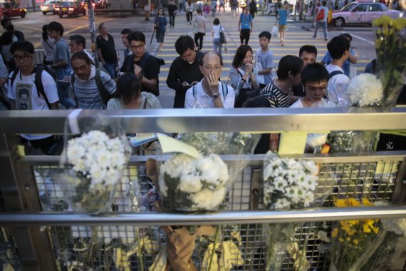 4일 홍콩 시민들이 시내 프린스 에드워드 지하철역 밖에서 지난달 31일 경찰의 강경진압으로 부상을 입은 시민들을 기억하고 있다. 당시 현장에서 63명이 구속됐으며 경찰은 과잉진압을 했다는 비난을 받았다. AP 뉴시스