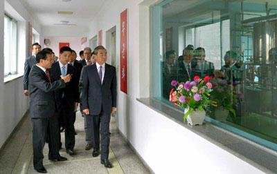 지난 4일 왕이 중국 외교부장이 평양어린이식료품공장을 참관하고 있다. 사진=로동신문