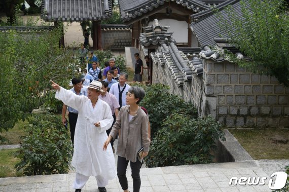 지난 8월 6일 안동 도산서원을 방문한 정재숙 문화재청장(오른쪽)이 김병일 도산서원 원장(왼쪽)의 안내로 서원을 살펴보고 있다. (문화재청 제공) 20219.8.6/뉴스1 /사진=뉴스1