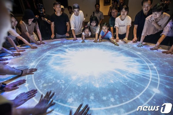 에버랜드 '레니의 마법학교'를 찾은 고객들이 멀티미디어쇼를 체험하고 있다.(에버랜드 제공) © News1 김평석 기자