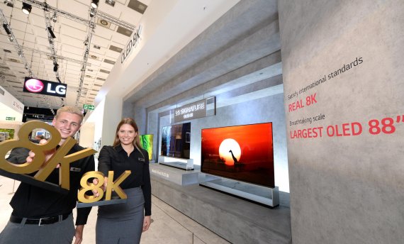 LG전자 모델들이 5일(현지시간) 독일 베를린 IFA 2019 LG전자 전시관에서 88인치 8K 올레드 TV인 'LG 시그니처 올레드 TV'를 소개하고 있다. LG전자 제공
