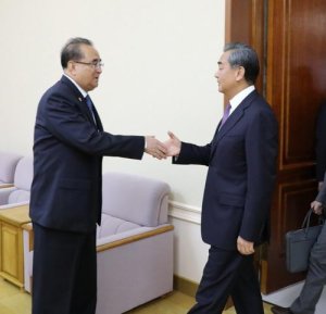 지난 4일 왕이 중국 외교부장(오른쪽)이 리수용 북한 조선노동당 부위원장을 만나 악수하고 있다. 사진=중국 외교부