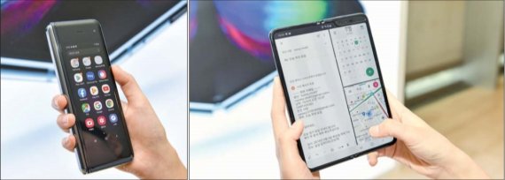5일 서울 서초동 삼성전자 사옥 다목적홀에서 열린 '갤럭시 폴드' 출시행사에서 삼성 직원이 갤럭시 폴드를 시연하고 있다. 갤럭시 폴드를 접은 상태에서 기기를 켠 모습(왼쪽 사진). 갤럭시 폴드를 펼쳐 3개 화면을 띄운 모습(오른쪽 사진). 삼성전자 제공