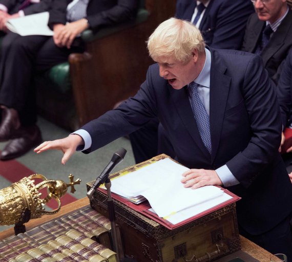 보리스 존슨 영국 총리가 4일(현지시간) 런던 영국 하원에서 의원들 질의에 답변하고 있다. AP뉴스1