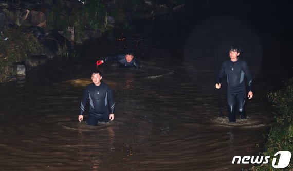 "사람이 떠내려가고 있다".. 폭우로 불어난 하천에 빠진 10대