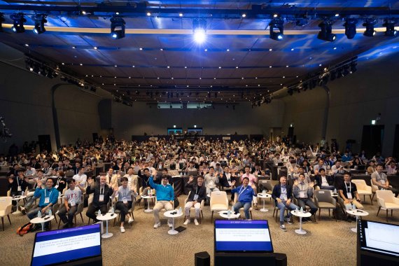 지난 4일과 5일 인천을 뜨겁게 달군 블록체인 개발자들의 축제 '업비트 개발자 컨퍼런스(UDC) 2019'가 대장정의 막을 내렸다. UDC 2019에 참여한 참가자들이 기념촬영을 하고 있다. 사진=두나무 제공